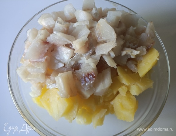 Рыбное филе и картофель нарезаем кубиками, солим.