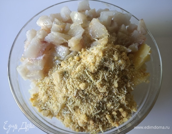 Далее добавляем панировочные сухари с ароматными травами, немного оливкового масла и аккуратно все перемешиваем.