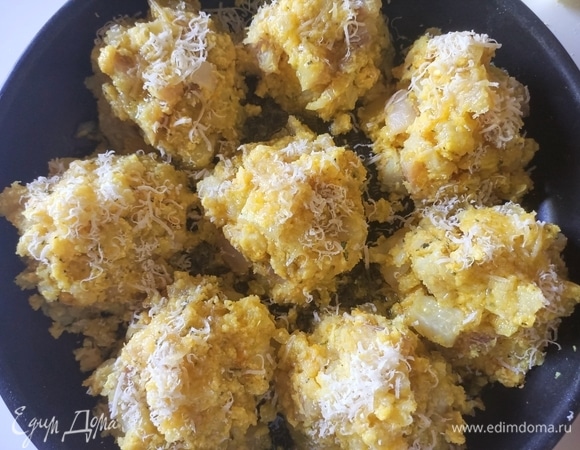 Дно формы или сковороды смазываем оливковым маслом. Выкладываем получившуюся смесь горкой, создавая порции. Сверху посыпаем сыром и поливаем оливковым маслом.