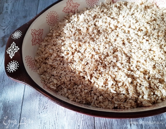 Засыпаем крошкой наши яблоки и сливу в форме. Слегка (!) прихлопываем. Запекаем в хорошо прогретой до 180°C духовке 30 минут. Приятного аппетита!