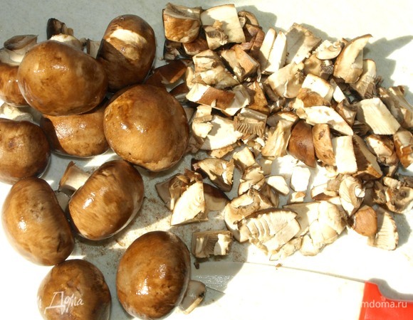 Грибы мелко нарезать и обжарить на растительном (1 ст. л.) и сливочном масле (25 г). Добавляем соль, черный молотый перец и 50 мл сливок 10%. Томим, пока не выпарится жидкость.
