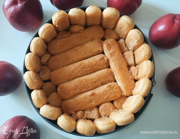 Накрываем печеньем, предварительно окунув его в персиковый сок.