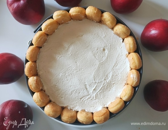 Затем выкладываем оставшийся крем, выравниваем поверхность и отправляем наш тортик в холодильник на один час.