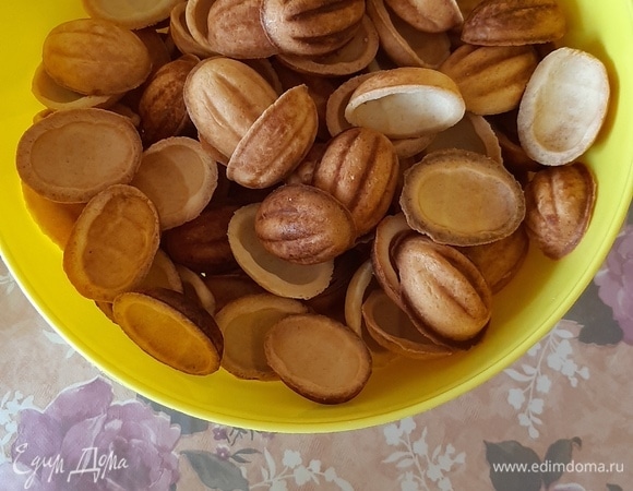 Снимаем с краев нашего печенья лишнее. В конце, когда тесто закончилось и вы все испекли и сняли лишнее, в серединку кладем вареную сгущенку и второй половинкой накрываем. У меня на фото представлено без сгущенки, так как, когда я пекла, у меня ее просто не было. Мы «хрумкали» так.