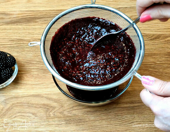 Сделать ежевичный фреш: ежевику измельчить погружным блендером. Отделить косточки, процедив фреш через сито.