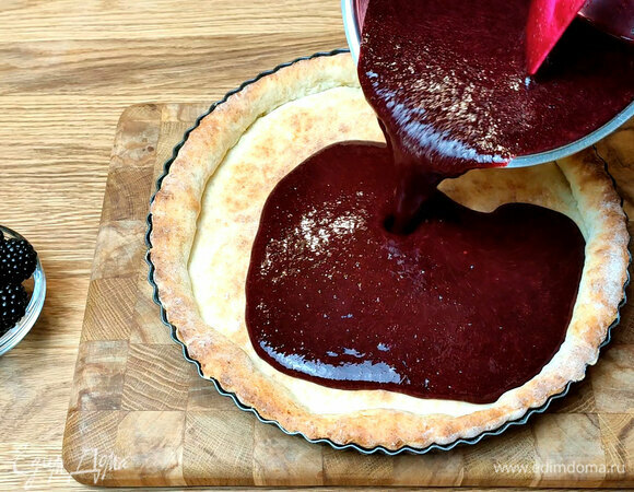 Прокипятить агар. Добавить фреш и мед, перемешать. Полученную смесь сразу же очень горячей залить в испеченный тарт, так как изделия с агаром начинают застывать при 40°C. Все делаем очень быстро. Дать застыть.