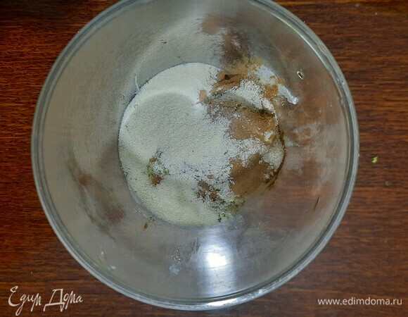 Творог, сметану, корицу, сахар, яйцо, манную крупу выложить в удобную емкость для взбивания.