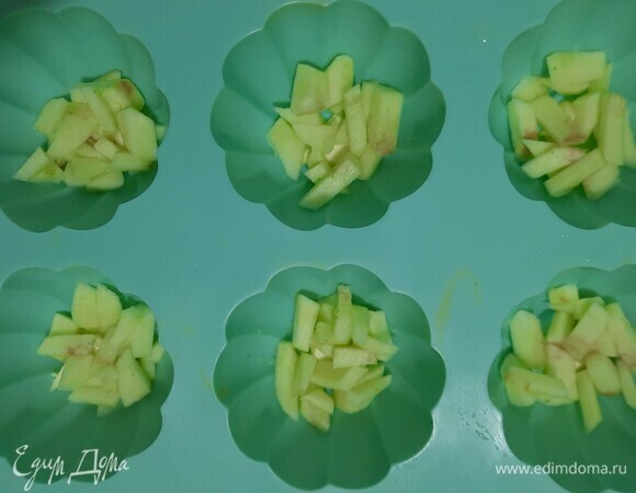 Сверху выкладываем яблоки.