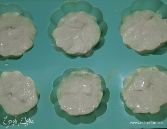 Распределяем тесто, можно использовать кондитерский мешок. Ставим в духовку на 20–25 минут при 180°C.