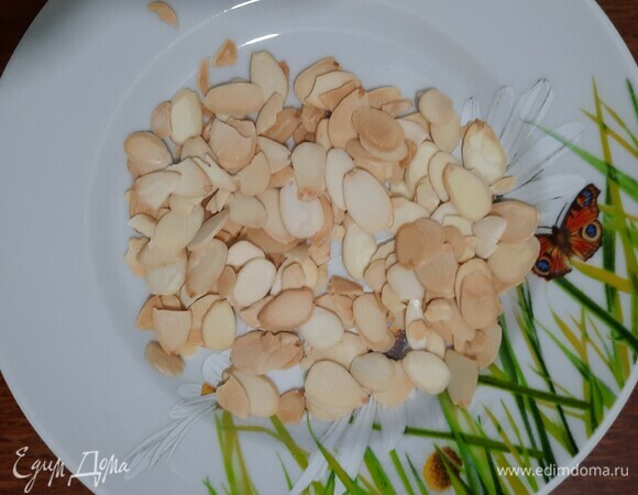 Миндальные лепестки ставим в микроволновку на 1 минуту, чтобы подрумянились.