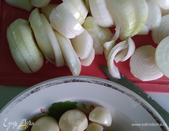 Помидоры вымыть. Лук, чеснок почистить. Лук нарезать кольцами или полукольцами.