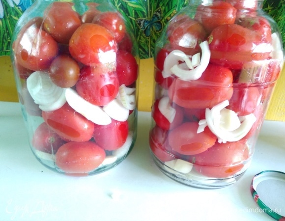 В стерилизованные банки разложить слоями лук, чеснок, помидоры, опять лук, чеснок, Не жалейте лука и чеснока. Он получается еще вкуснее, чем помидоры. На трехлитровую банку 2 большие головки лука и 1 головка чеснока будут в самый раз.