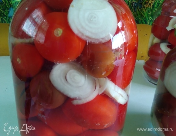 Вскипятить воду. Залить в банки кипяток доверху. Прикрыть крышками и дать постоять 20 минут.