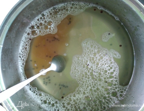 Воду из помидоров слить в кастрюлю. Добавить соль, сахар, мед, перец горошком и поставить кипятиться. Дать покипеть 5 минут.