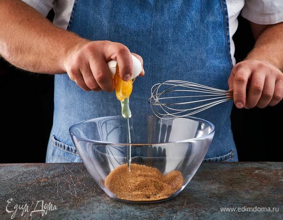 Взбейте яйцо с сахаром.