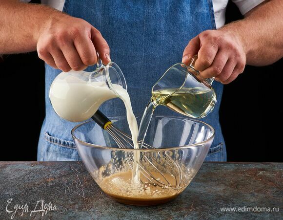 Добавьте растительное масло и молоко, перемешайте.