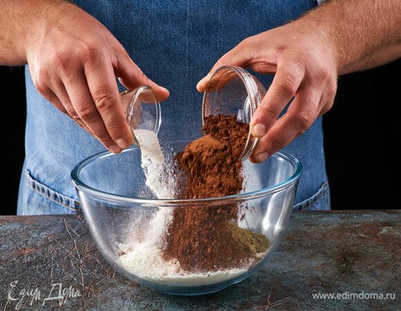 Добавьте какао и разрыхлитель.