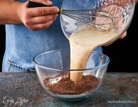 Всыпьте в сухие ингредиенты яично-молочную смесь, замесите тесто.