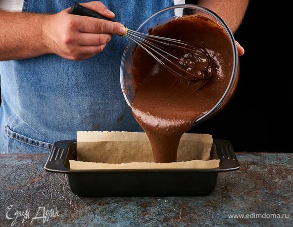 Выложите тесто в форму для запекания.