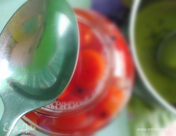 Залить рассол в банки, влить уксус (по 1 ч. л. на литровую банку и по 1 ст. л. в трехлитровую). Закрыть крышками — под закрутку или просто винтовыми.