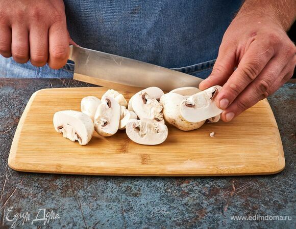 Киноа предварительно отварите до готовности, согласно инструкции. Грибы вымойте, очистите и нарежьте.