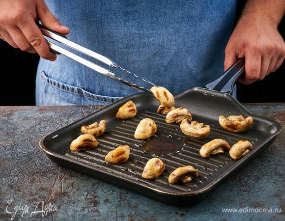 Обжарьте на среднем огне с добавлением подсолнечного масла в течение 7 минут до готовности.