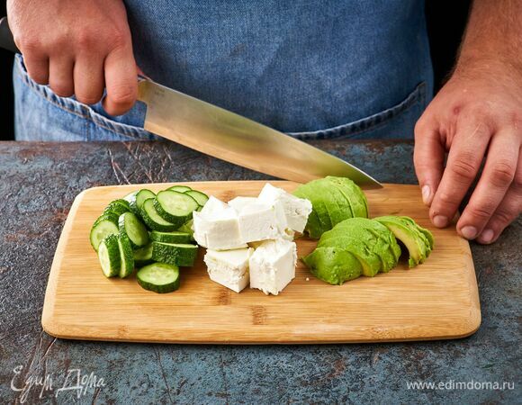 Огурец и авокадо нарежьте тонкими слайсами, брынзу нарежьте средним кубиком.