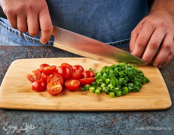 Черри разрежьте пополам, зеленый лук порубите.