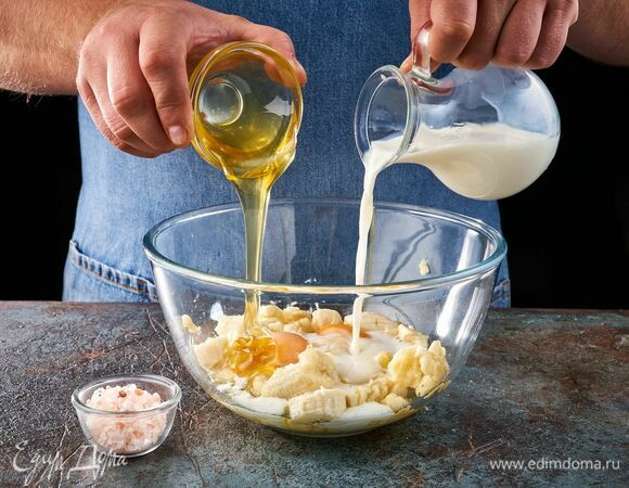 Влейте жидкий мед, молоко и хорошо перемешайте.