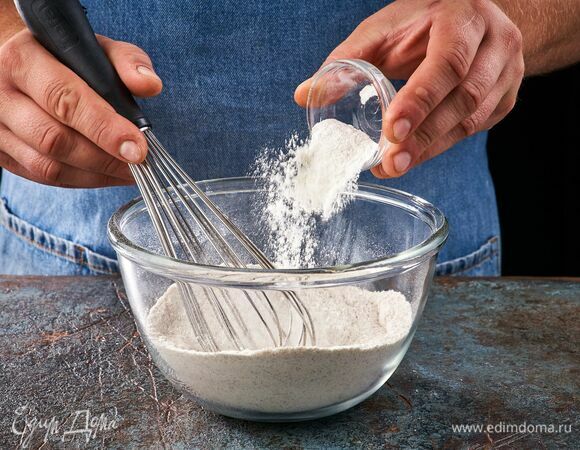 Перемешайте муку и добавьте разрыхлитель.