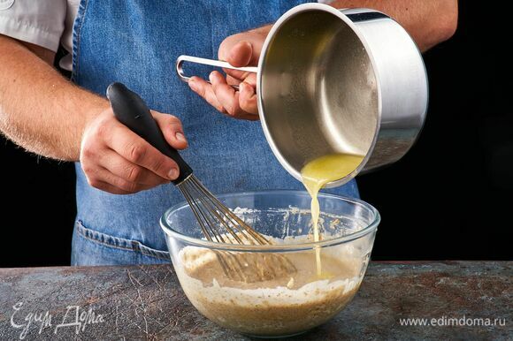 Сливочное масло растопите и немного остудите. Влейте в тесто, перемешайте. Оставьте тесто отдохнуть на 10 минут.