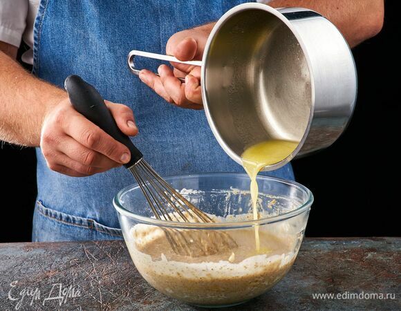 Сливочное масло растопите и немного остудите. Влейте в тесто, перемешайте. Оставьте тесто отдохнуть на 10 минут.