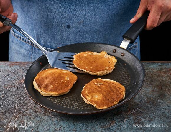 Сковородку смажьте растительным маслом и жарьте панкейки с обеих сторон на среднем огне.