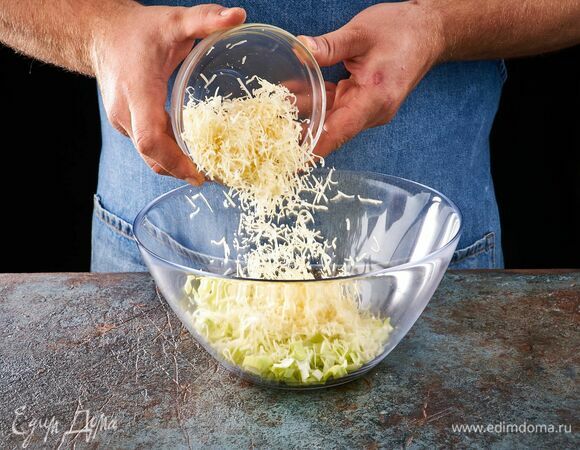 Смешайте в глубокой чаше лук с сыром.