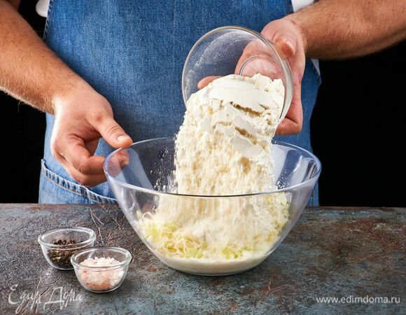 Добавьте пшеничную муку, соль, перец.