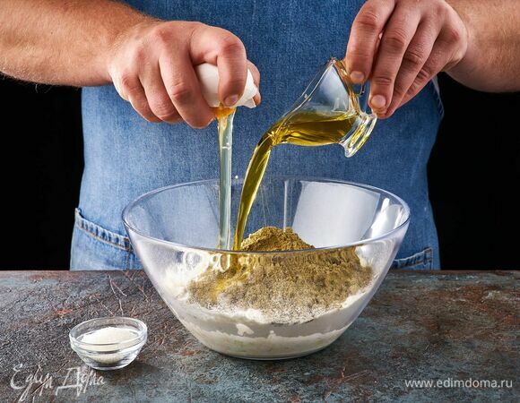 Добавьте соль, сахар, яйцо, оливковое масло. Замесите пластичное тесто.