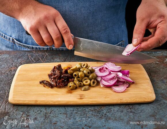 Красный лук нарежьте полукольцами. Оливки обсушите от рассола, разрежьте пополам. Вяленые томаты нарежьте крупно.<br />
 