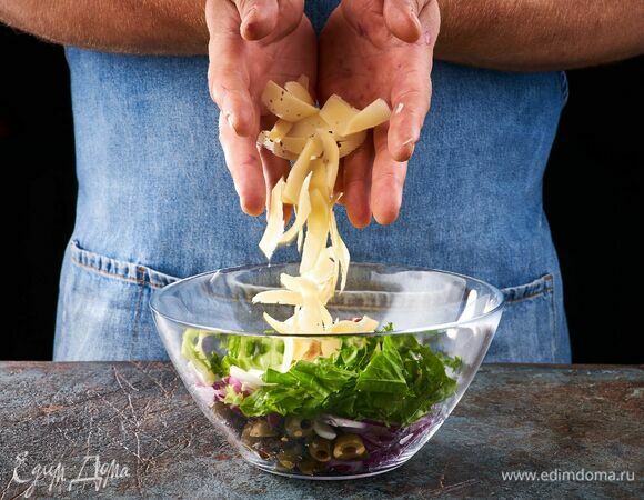 Добавьте нарезанный слайсами пармезан.