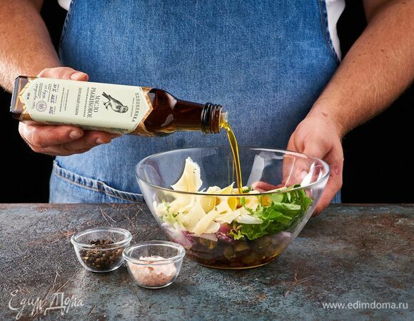 Посолите, поперчите. Заправьте салат рыжиковым маслом ТМ «Коноплянка» и перемешайте.