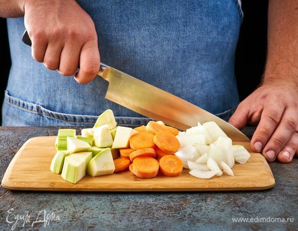 Кабачок, лук и морковь нарежьте крупно.