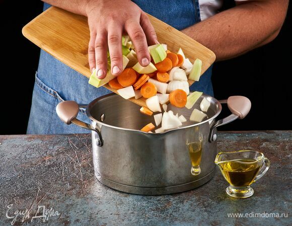 Выложите овощи в кастрюлю с толстым дном с разогретым оливковым маслом. Жарьте до золотистого цвета.
