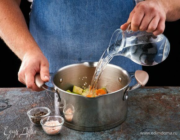 В кастрюлю влейте воду, посолите, поперчите.