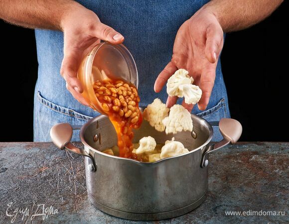 Добавьте фасоль, соцветия цветной капусты. Варите 15–20 минут, накрыв крышкой.