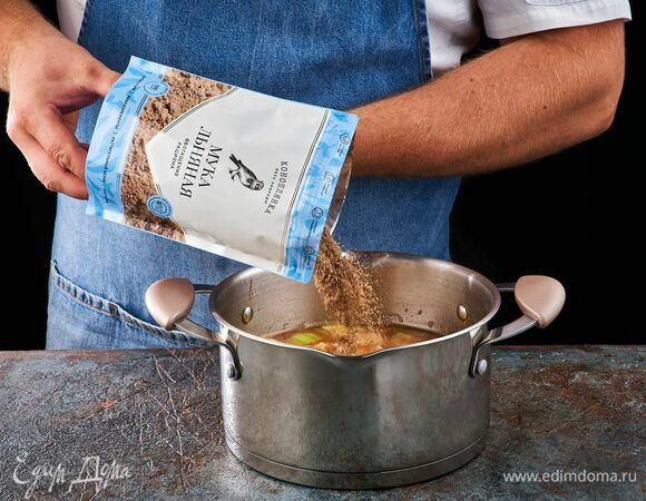 За 5 минут до готовности овощей добавьте льняную муку ТМ «Коноплянка».