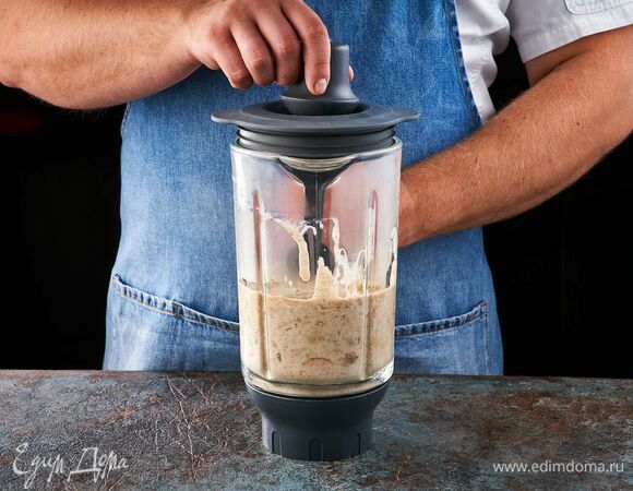 Пюрируйте суп блендером.