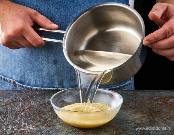 Разогрейте воду. Кускус залейте 50 мл горячей воды и накройте крышкой. Оставьте на 5 минут.