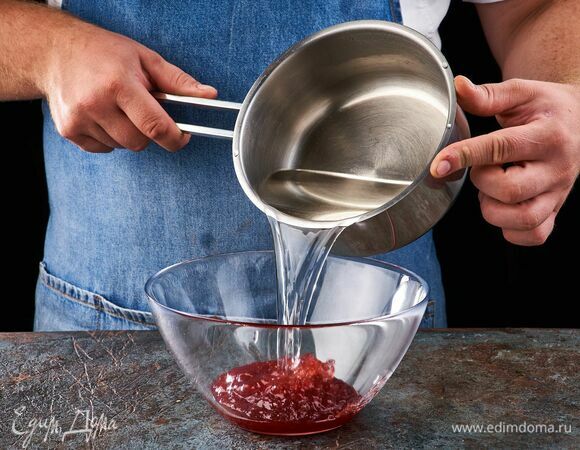Малиновый джем смешайте с оставшейся горячей водой.