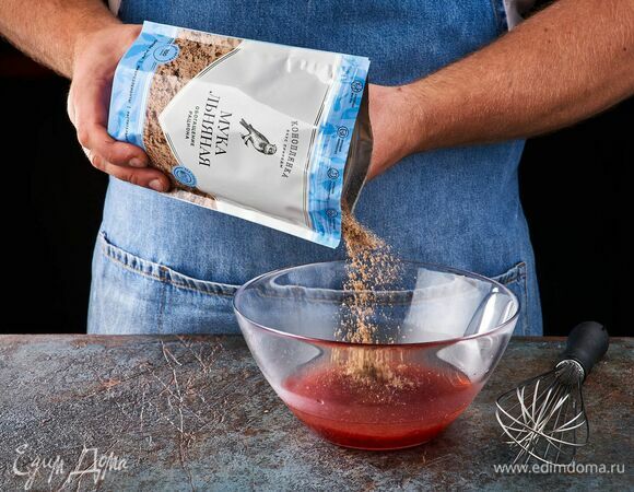 Льняную муку ТМ «Коноплянка» введите в малиновую воду и, тщательно помешивая, доведите до кипения, пока текстура не загустеет.