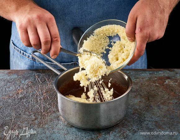 Перенесите кускус в малиновую массу, перемешайте и выложите в вазочку.