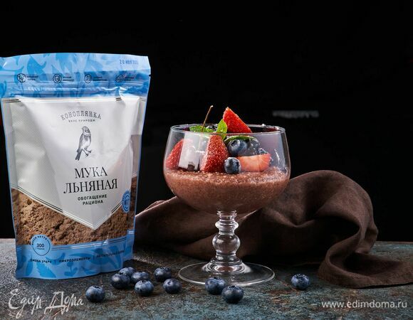 Украсьте свежими ягодами и листиком мяты.